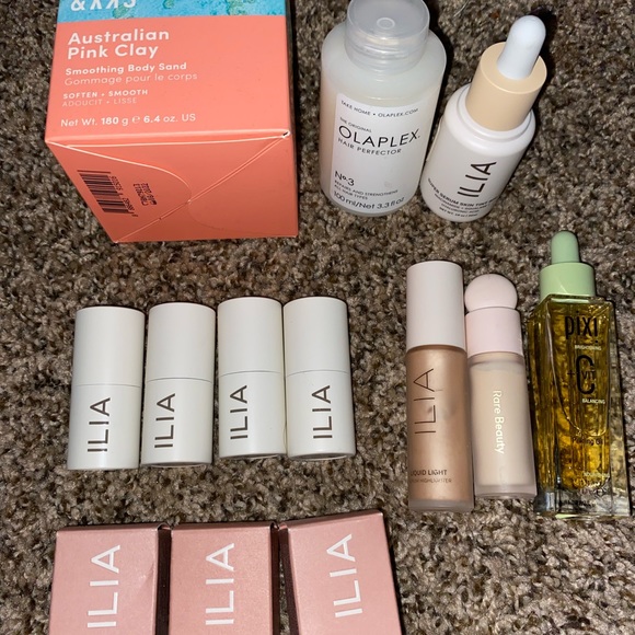 Makeup - Picture 3 of 6